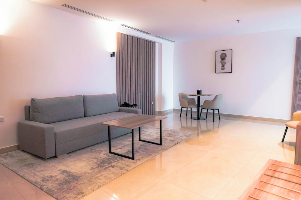 Family Deluxe One Bedroom King photo 3