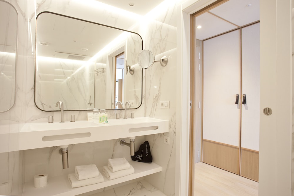 Premium Double Room, Sea View thumbnail 5