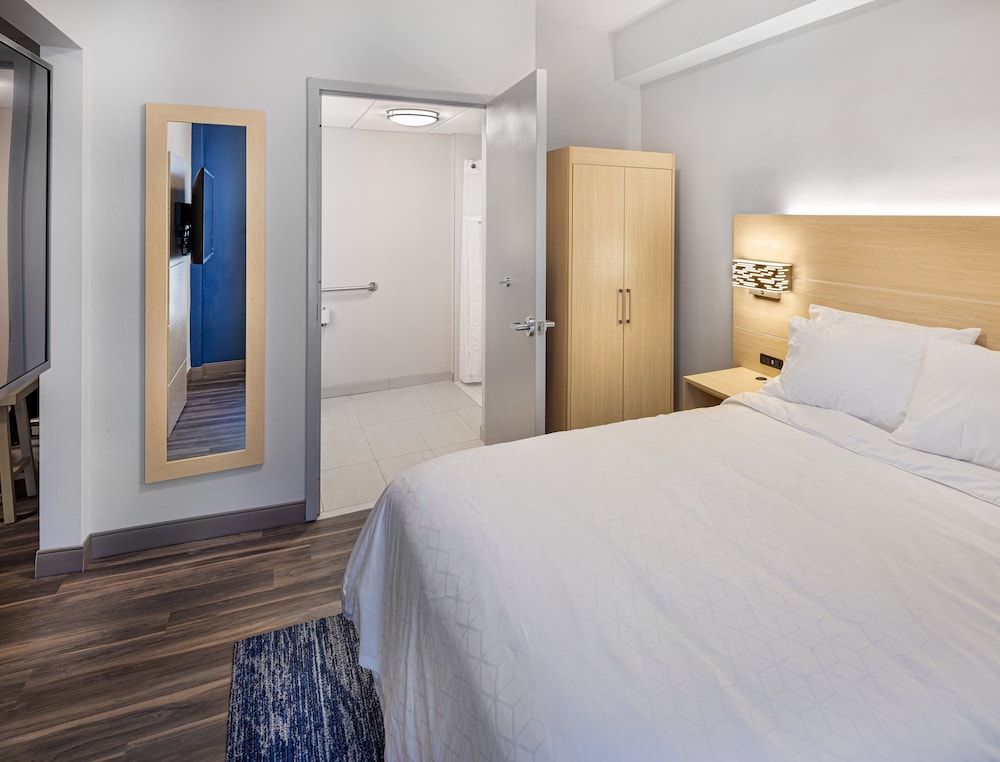 Suite, 2 Queen Beds, Accessible (Mobility, Accessible Tub)