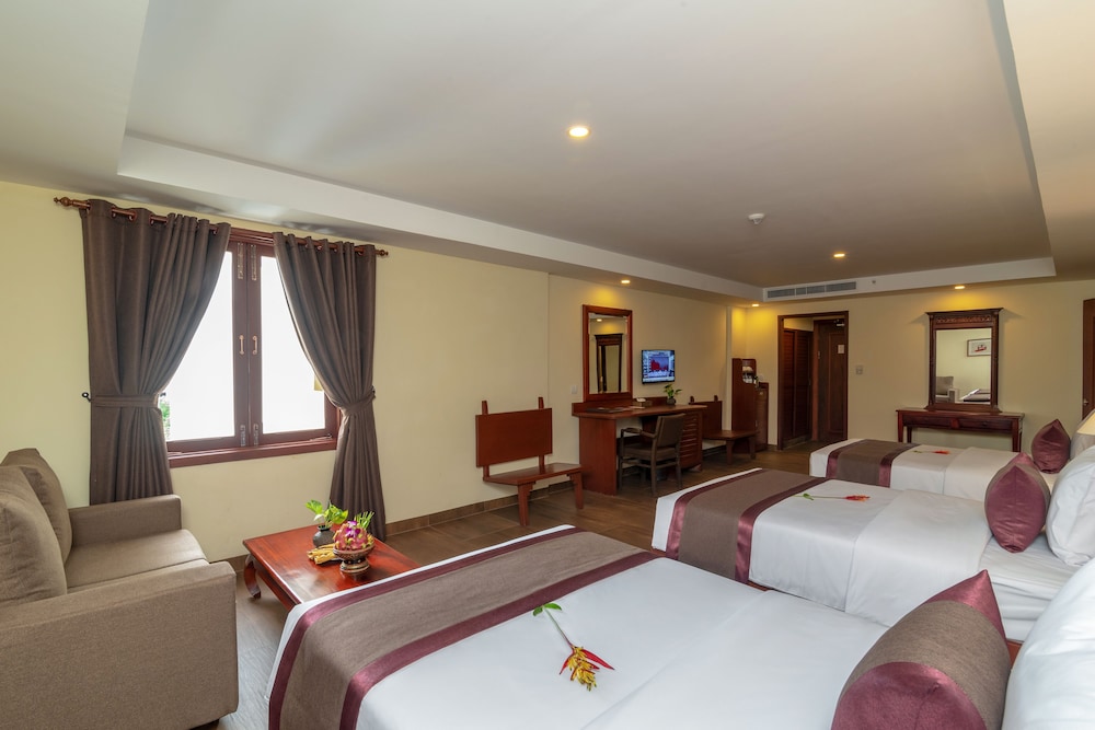 Deluxe Triple Room, Bathtub, Balcony - Photo 10