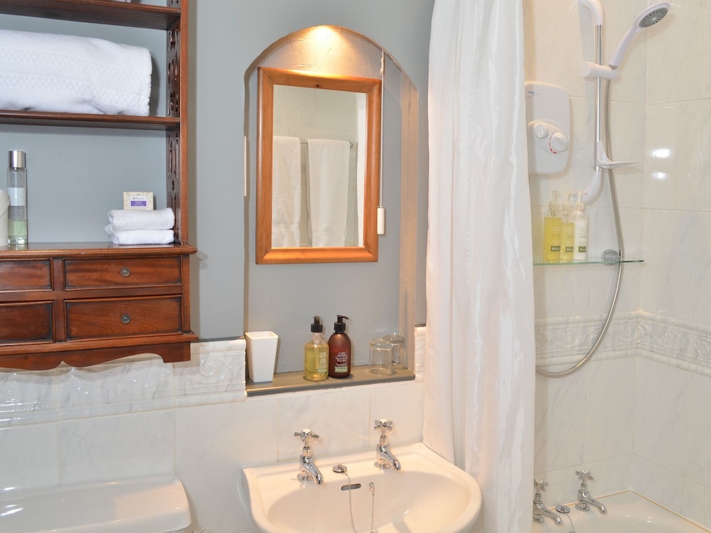 Double Room, Ensuite (The Loch Etive- 4 Poster) photo 3