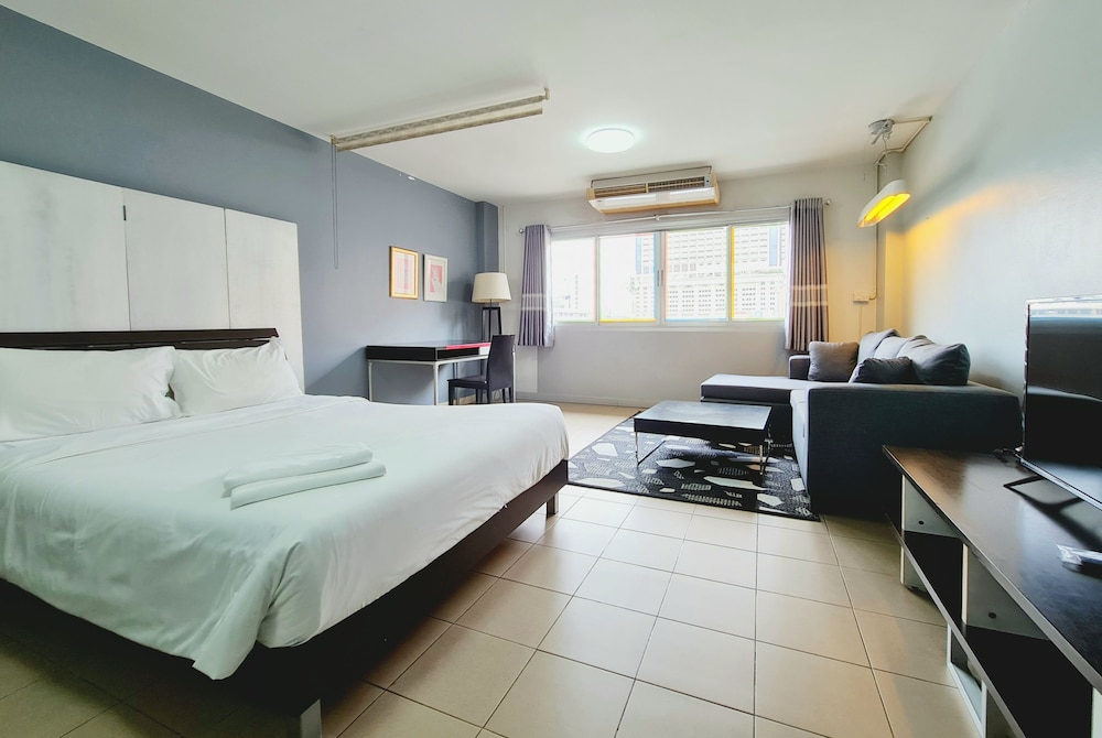 Icon Siam View Studio Apartment: Queen Bed + Sofa Bed + Working Desk + Non-smoking photo 1