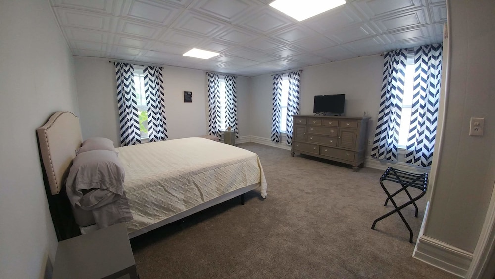 Grand Room, 1 King Bed photo 2