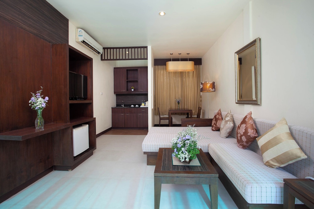 Suite, Courtyard Area - Photo 4