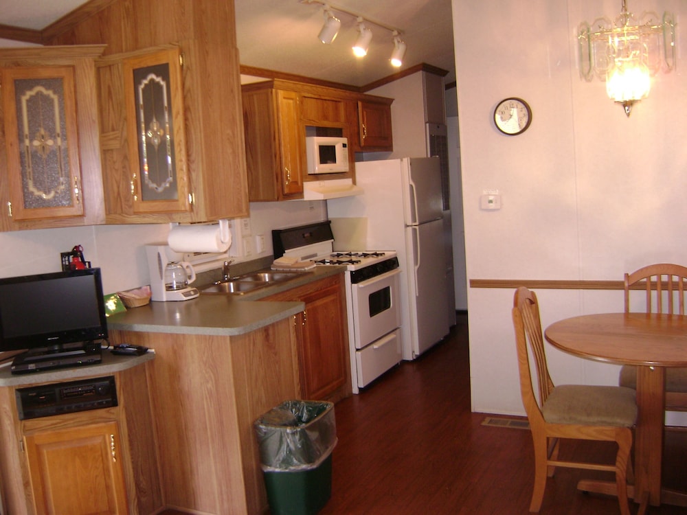 Cottage, Multiple Beds, Kitchen, River View (Linens Included Pets Permitted) photo 3