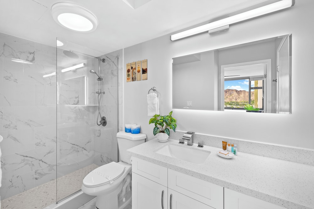 Diamond Head and Ocean views with King Bed and Parking: Condo, 1 Bedroom, Ocean View (0095) photo