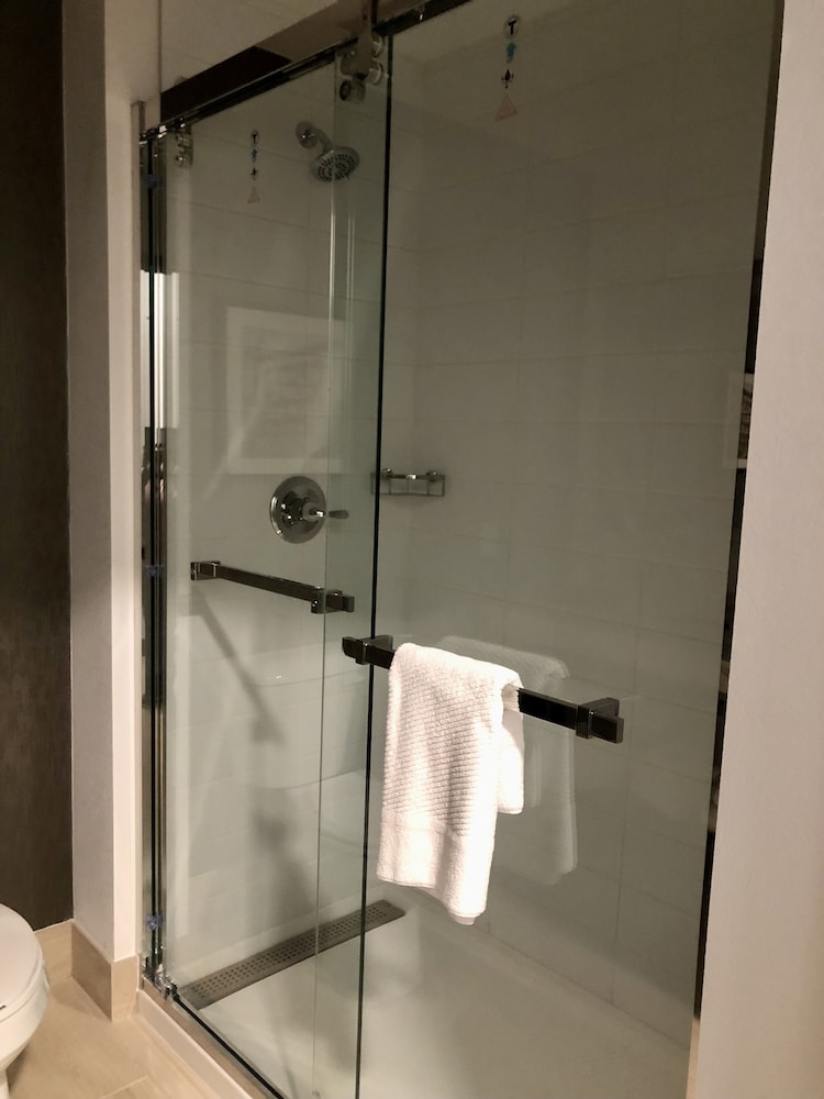 Deluxe Suite, 1 King Bed, Accessible, Non Smoking - Photo 13