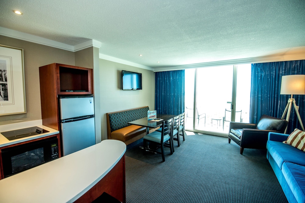 (IV) Oceanfront Suite photo 2