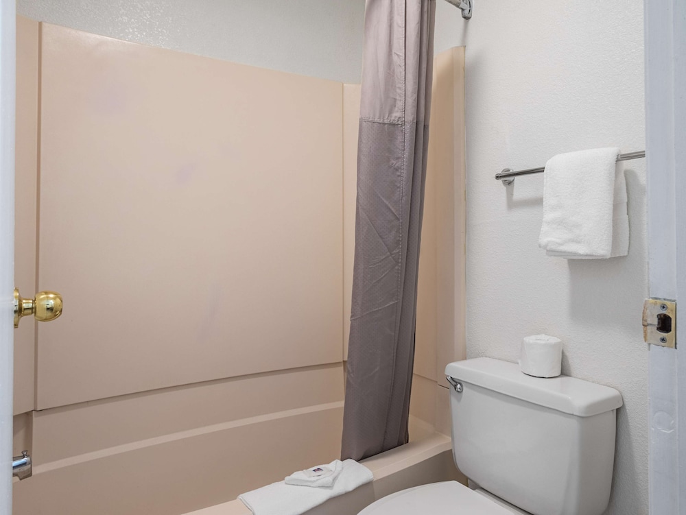 Standard Room, 2 Double Beds, Smoking - Photo 9