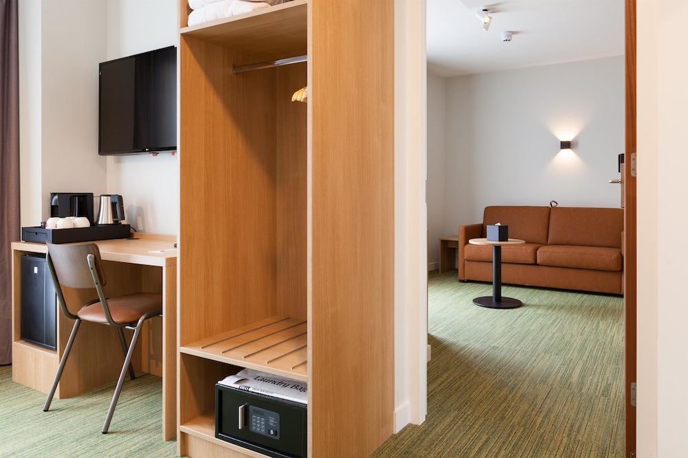 Family Room, Multiple Beds, Non Smoking (Shower Only) - Photo 3