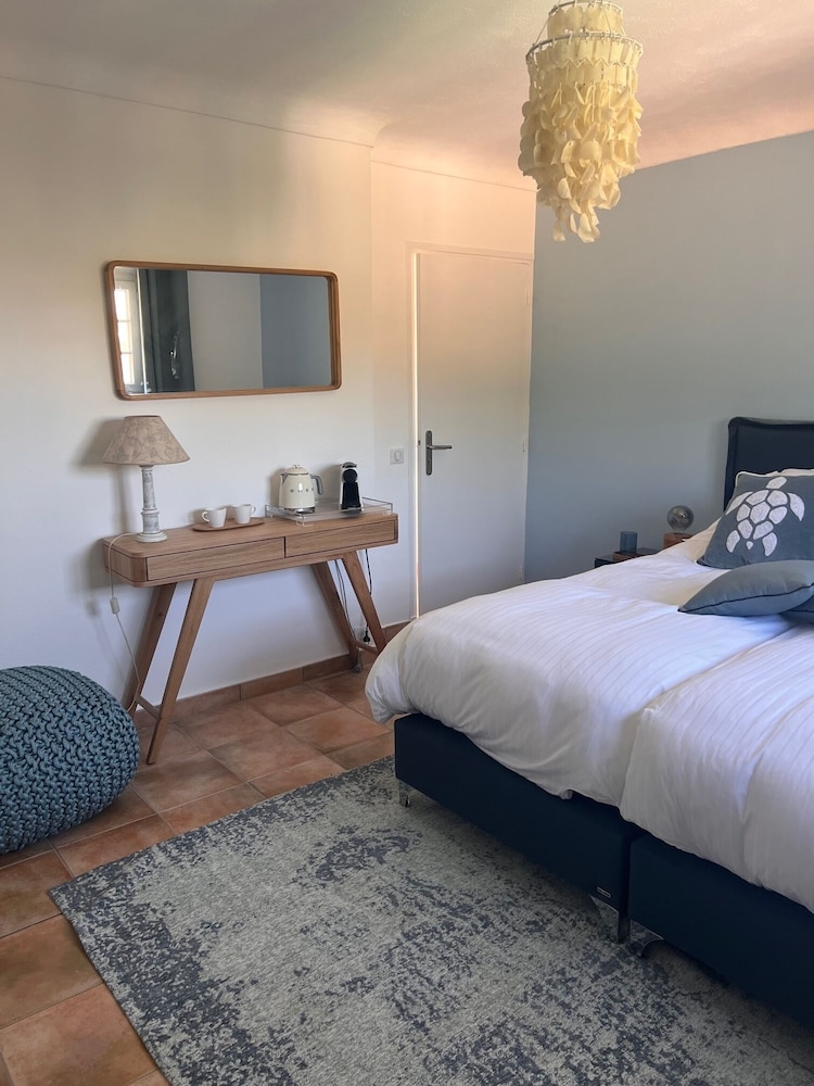 Twin Room, Ensuite, Pool View (Bleue) photo 1