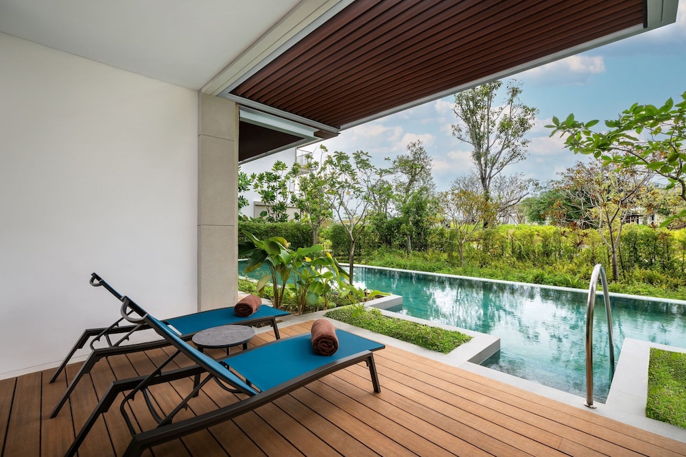 Deluxe Room, 1 King Bed (Pool Access) - Photo 3