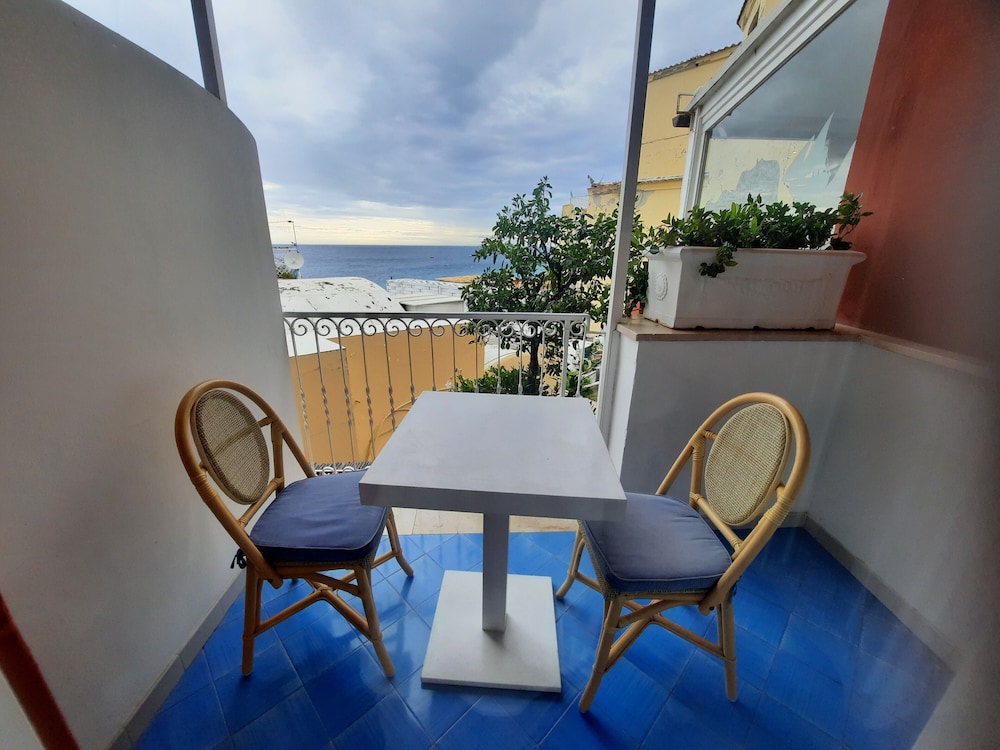 Double or Twin Room, Balcony, Partial Sea View photo 2
