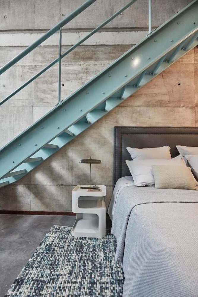 Comfort Room, City View
