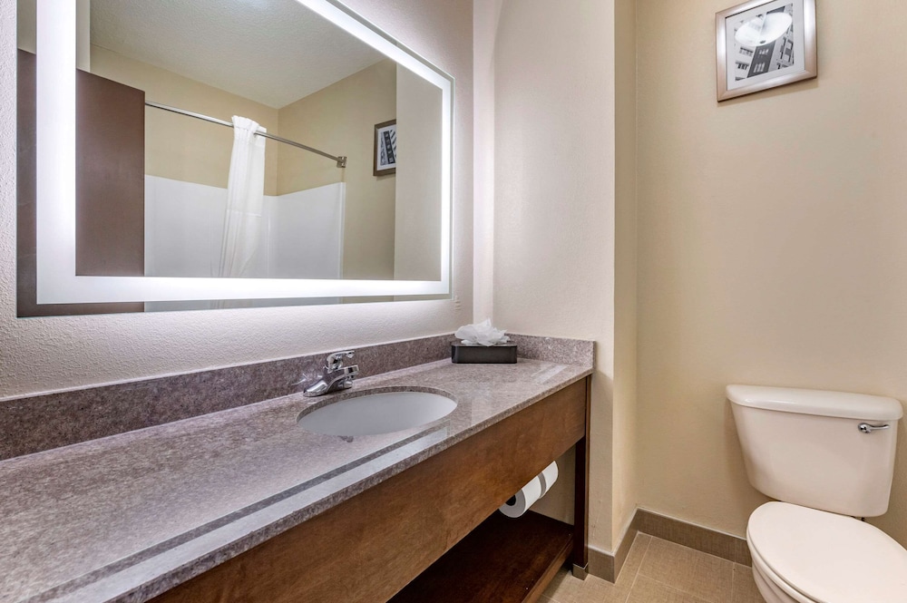 Suite, Non Smoking (2 Queen Beds, Efficiency, Upgrade) - Photo 4