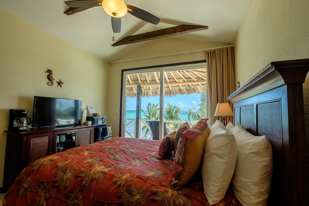 Premium Room, 1 Queen Bed, Refrigerator & Microwave, Oceanfront photo 3