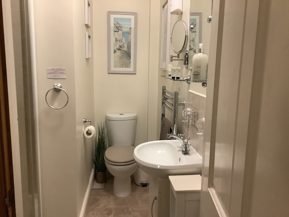 Double or Twin Room, Ensuite (Orchid) photo 3
