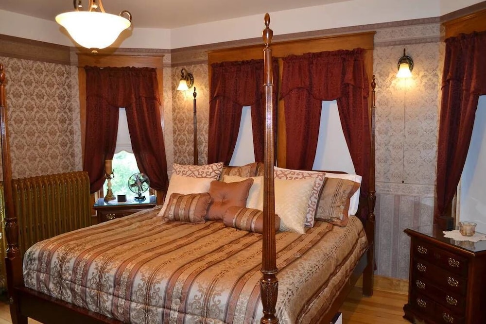 New Orleans Room photo 1