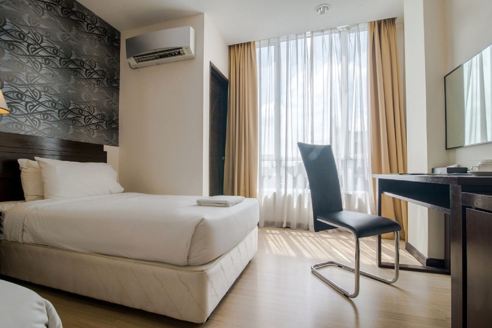 Superior Twin Room, Balcony, City View - Photo 4