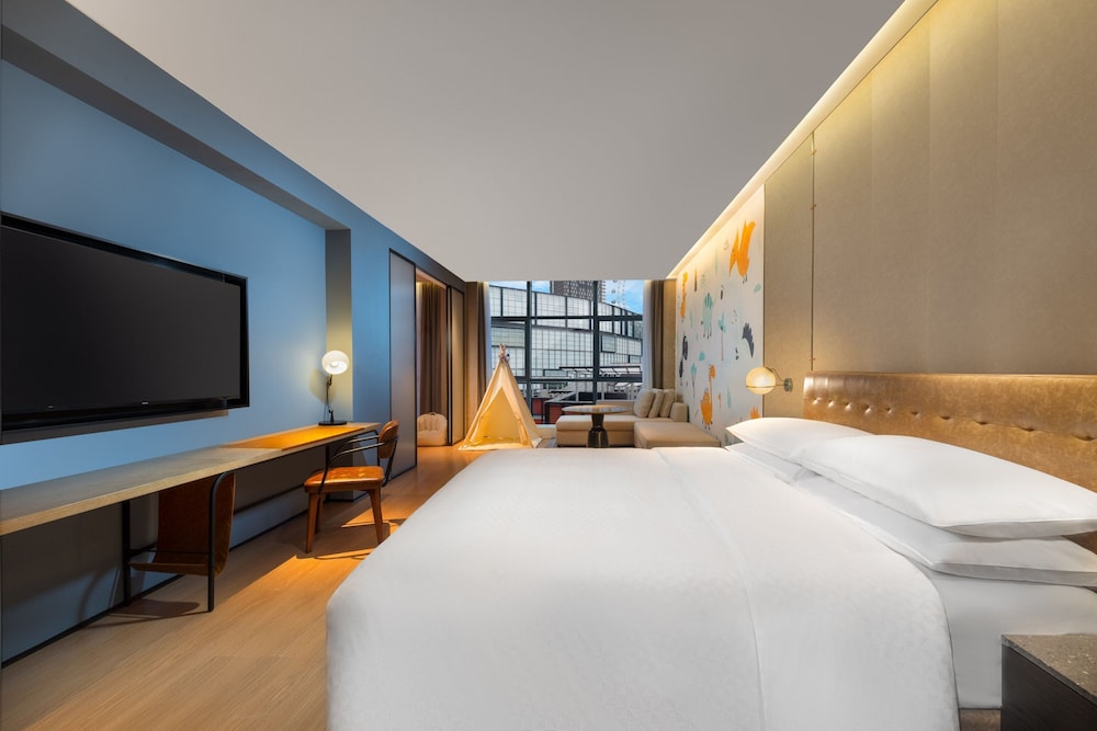 Deluxe Room, 1 King Bed with Sofa bed