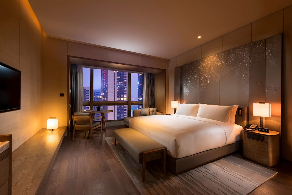 King Executive Canton Tower River View with Lounge Access
