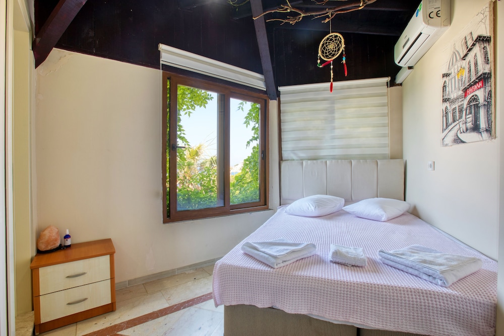 Standard Double Room, 1 Queen Bed, Partial Sea View photo 1