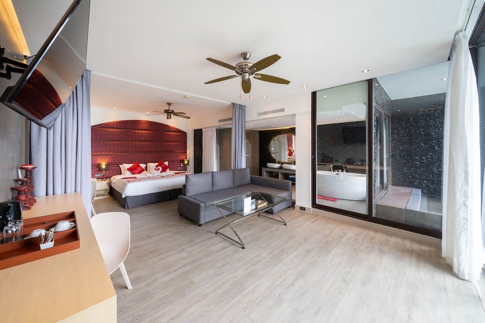 Oceanfront Superior Jacuzzi Suite - Photo 2
