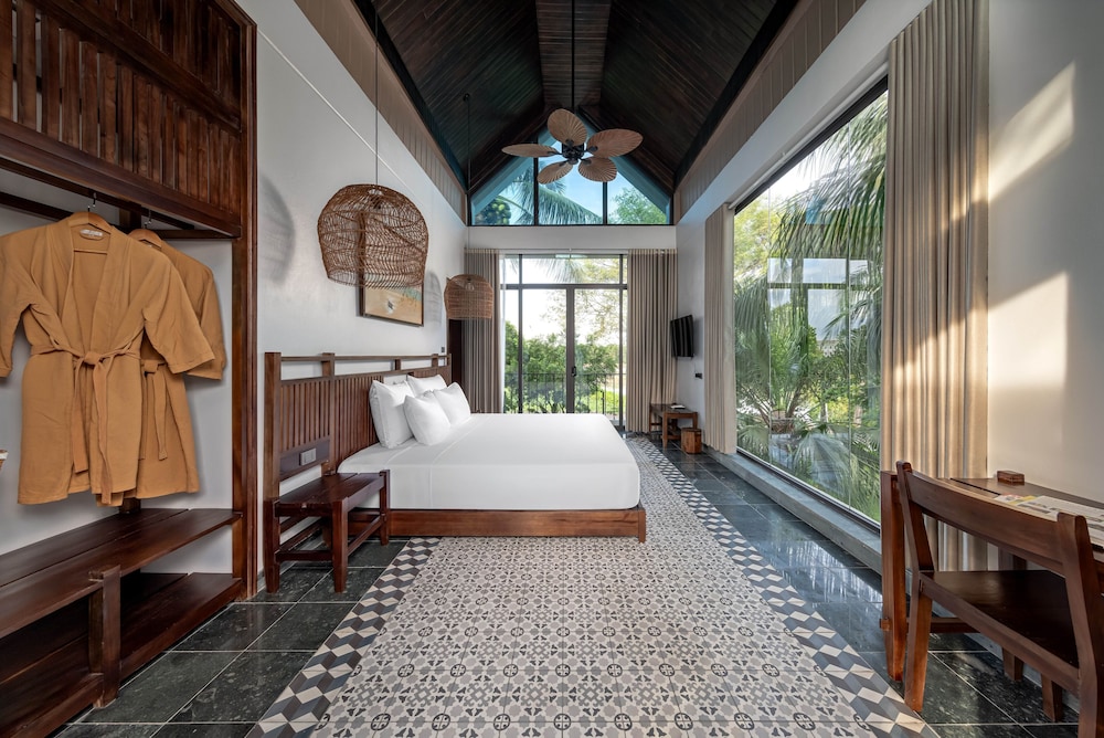 Deluxe King Room - Photo 4