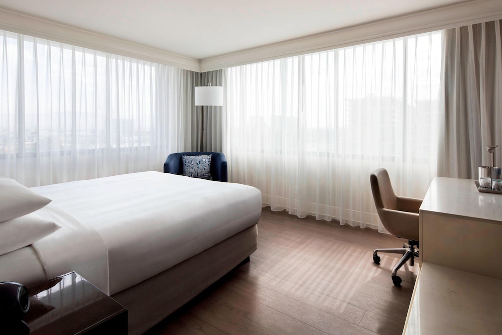 Club Room, 1 King Bed (Hearing Accessible) - Photo 2