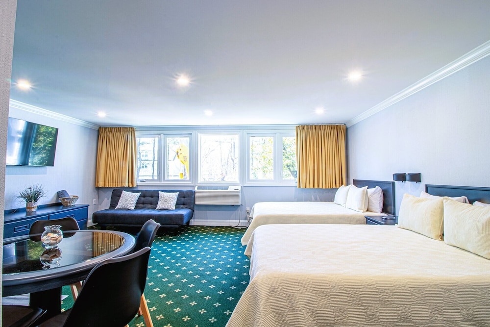 Deluxe Suite, 2 Queen Beds, Non Smoking