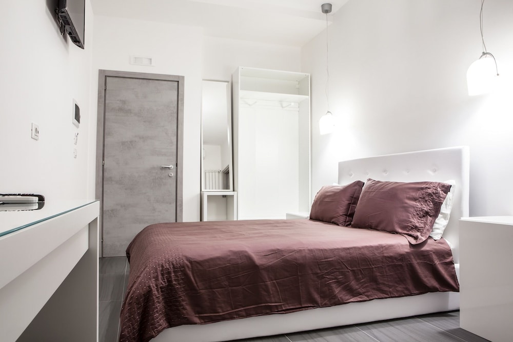 Design Double Room Single Use, 1 Queen Bed, Ensuite, Corner photo 3