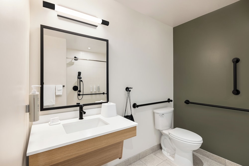 Room, 2 Queen Beds, Roll-in Shower (Mobility & Hearing)