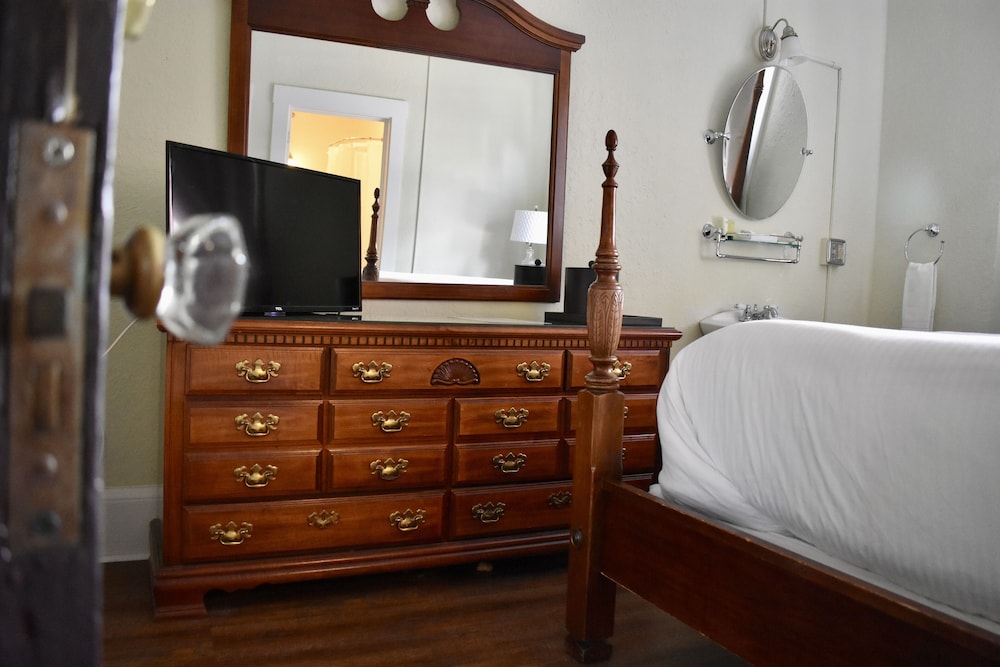 Room 207, Queen Bed, Non Smoking photo 2