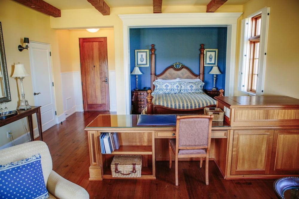 Pinot Grigio Suite, 1 Queen Bed, Vineyard View photo 1