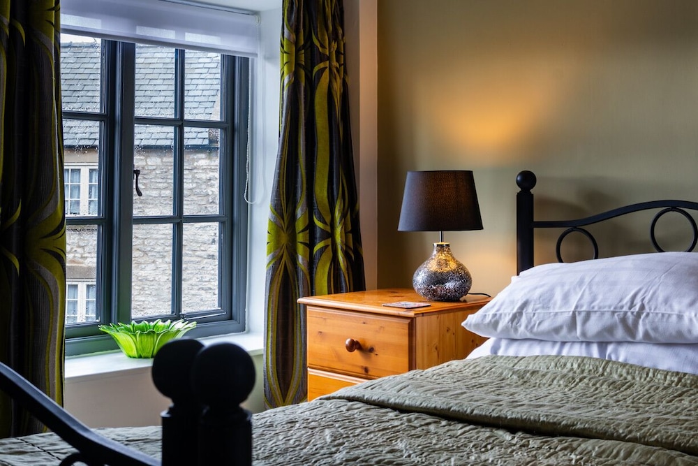 Deluxe Double Room, Ensuite - Photo 2