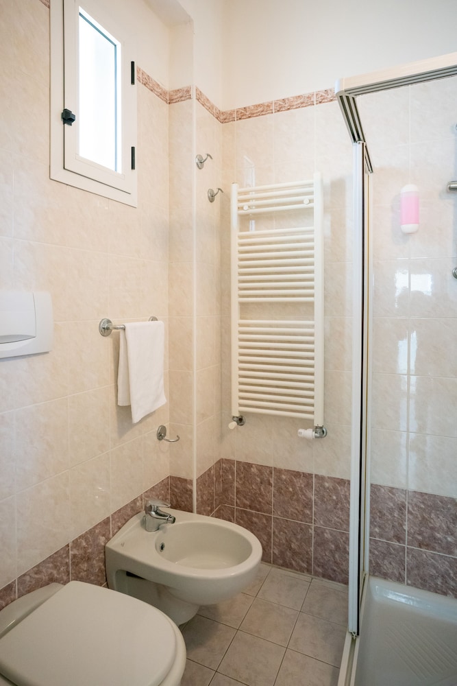 Standard Double Room - Photo 8