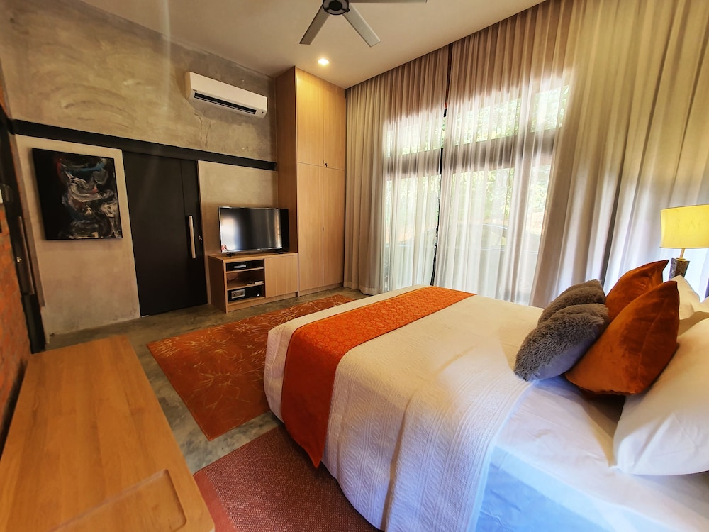 Executive Suite - Photo 6