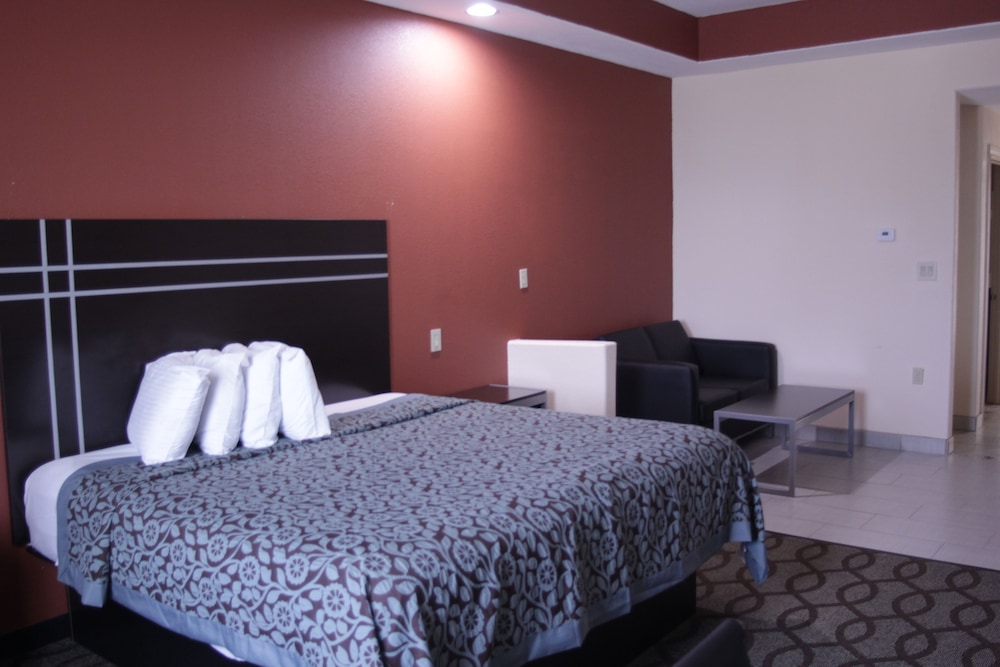Suite, 1 King Bed, Non Smoking (Pet Free) photo 3