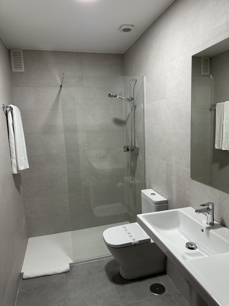 Standard Double or Twin Room - Photo 17