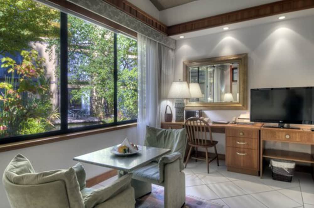 Premier Room, 1 King Bed, Lanai - Photo 1