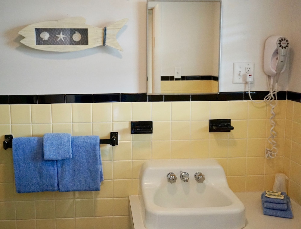 Motel #8 – Single room with refrigerator, microwave & coffeemaker photo 2