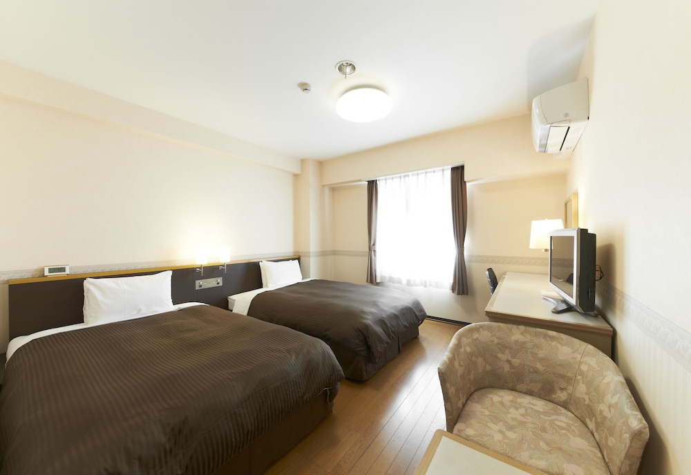 Basic Twin Room, 2 Large Twin Beds, Non Smoking - Photo 2