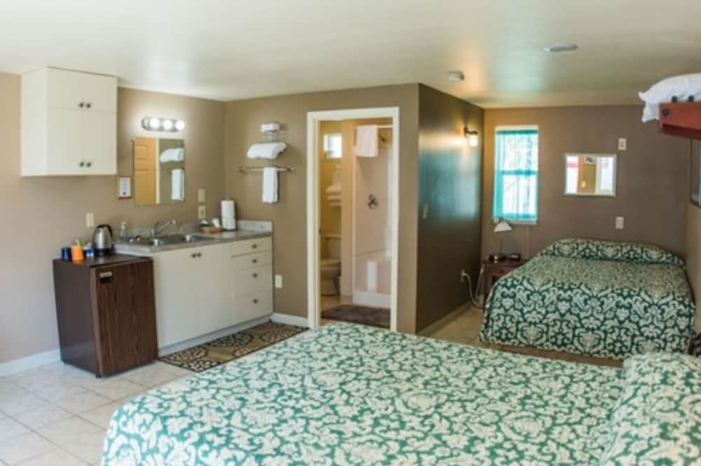 Standard Room, 2 Queen Beds (Pet-Friendly) photo 2