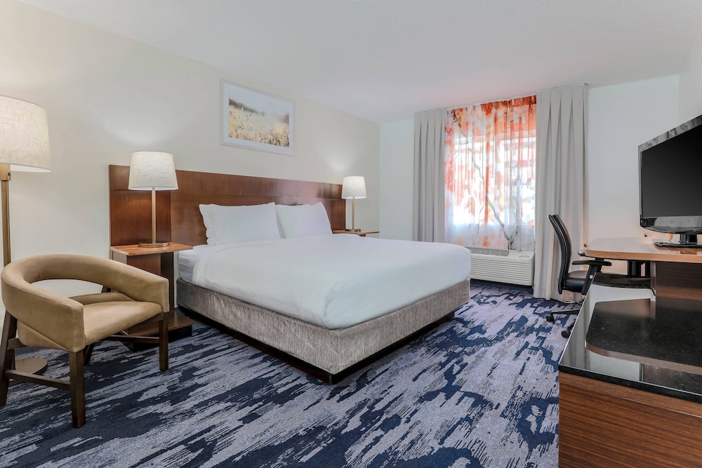 Room, 1 King Bed (Mobility/Hearing Access, Roll-In Shwr) - Photo 2