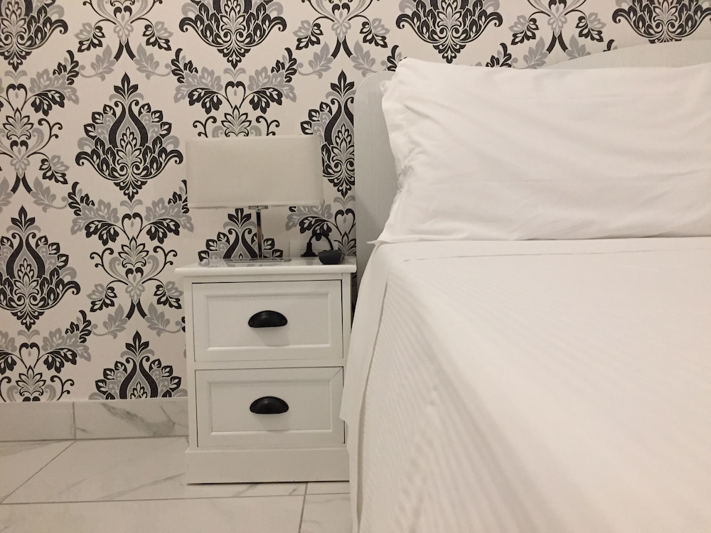 Grand Apartment, 2 Bedrooms, Ground Floor photo 3