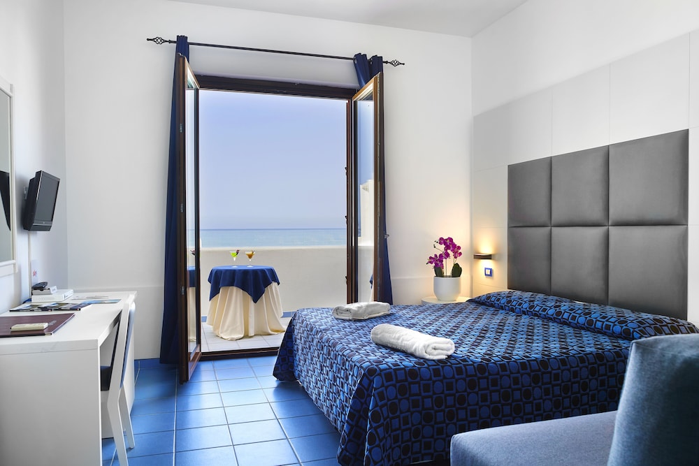 Deluxe Double or Twin Room, Sea View - Photo 7