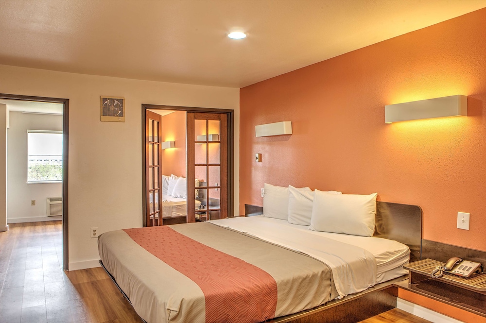 Deluxe Suite, 1 King Bed, Non Smoking, Hot Tub photo 2