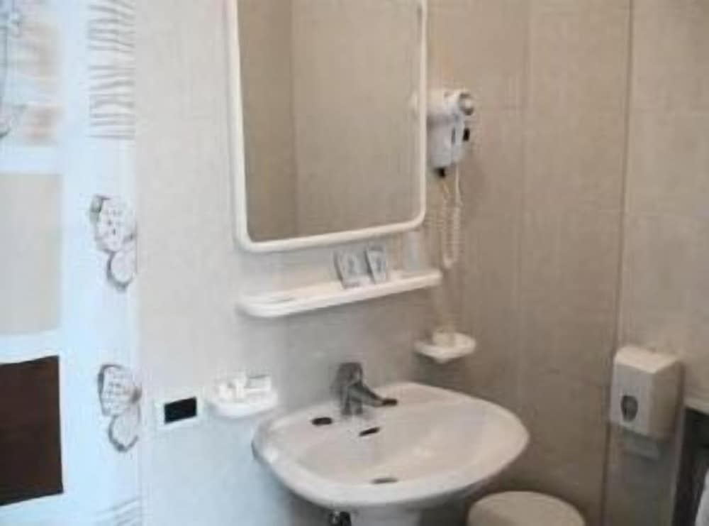 Economy Triple Room photo 2
