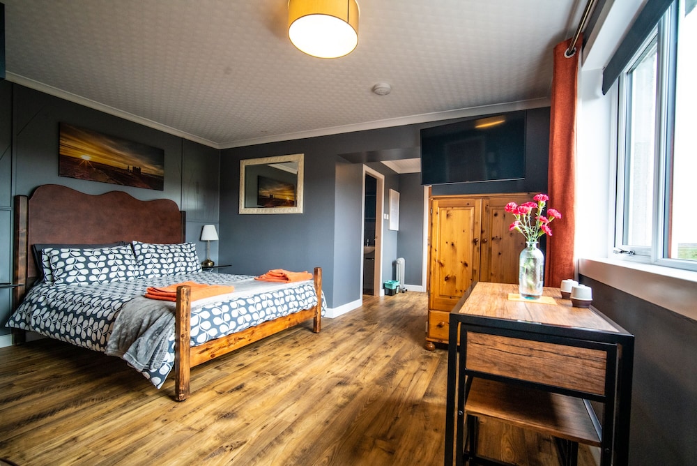 Double Room, Multiple Beds, Non Smoking (The Grey Suite) photo 3