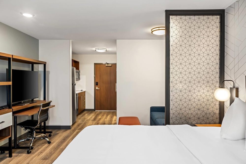 Suite, 1 King Bed, Non Smoking photo 2